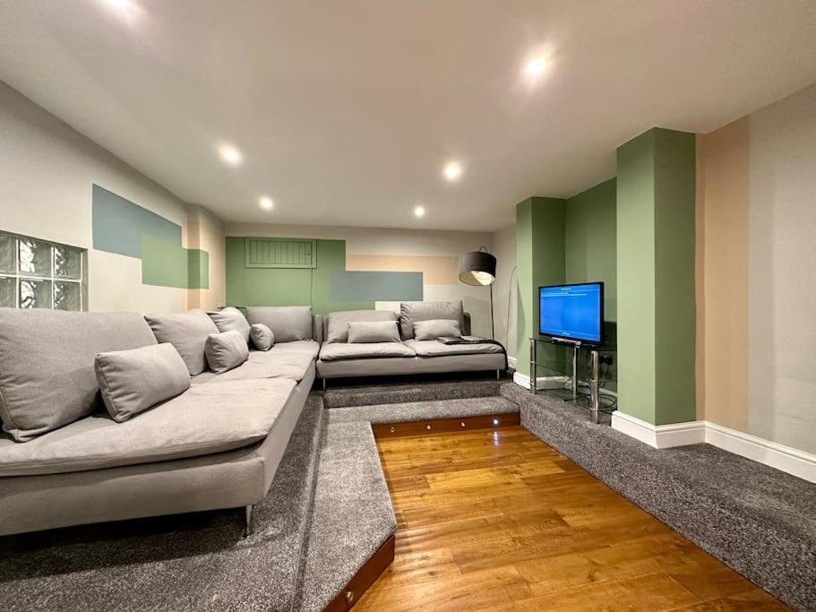 Stunning 5 Bed House In Chapel Allerton, Sleeps 9 Лийдс Екстериор снимка