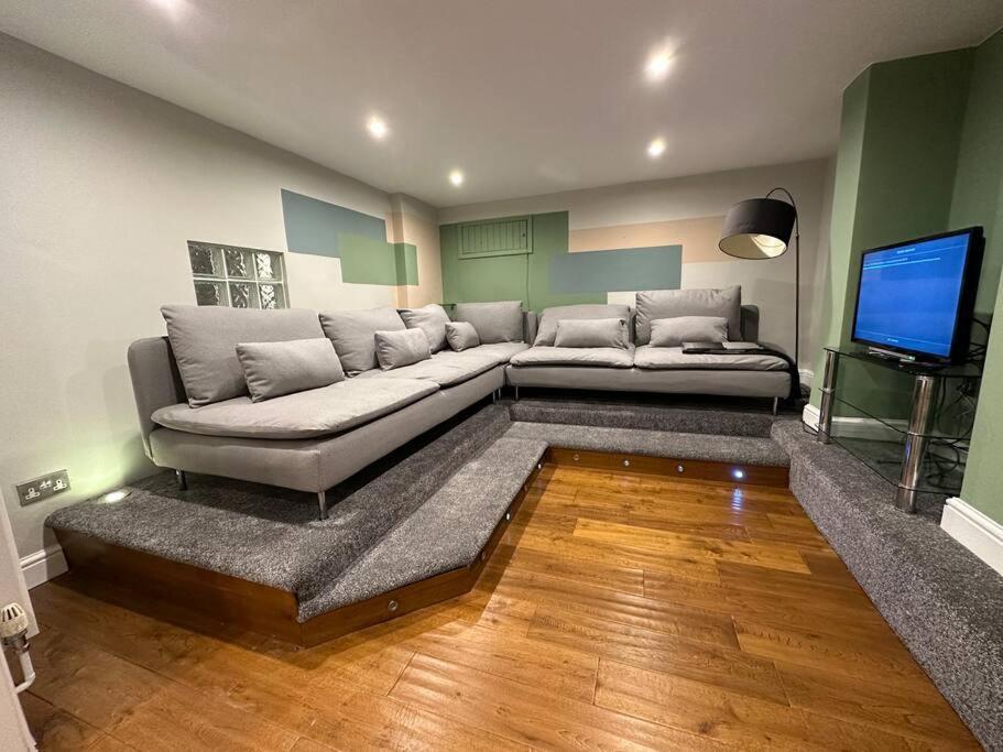 Stunning 5 Bed House In Chapel Allerton, Sleeps 9 Лийдс Екстериор снимка