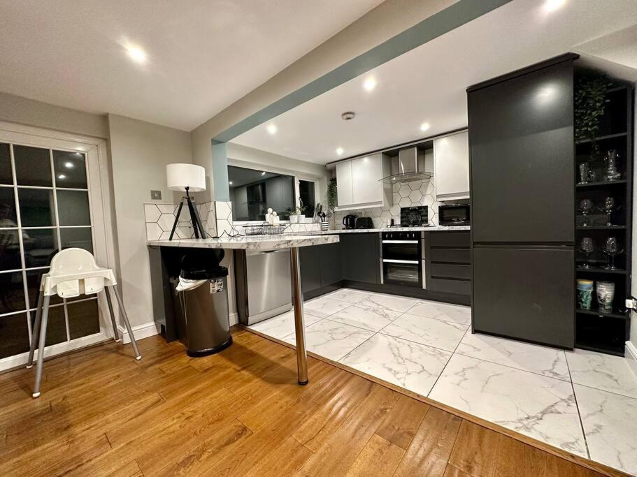 Stunning 5 Bed House In Chapel Allerton, Sleeps 9 Лийдс Екстериор снимка