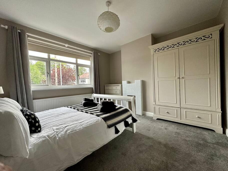 Stunning 5 Bed House In Chapel Allerton, Sleeps 9 Лийдс Екстериор снимка
