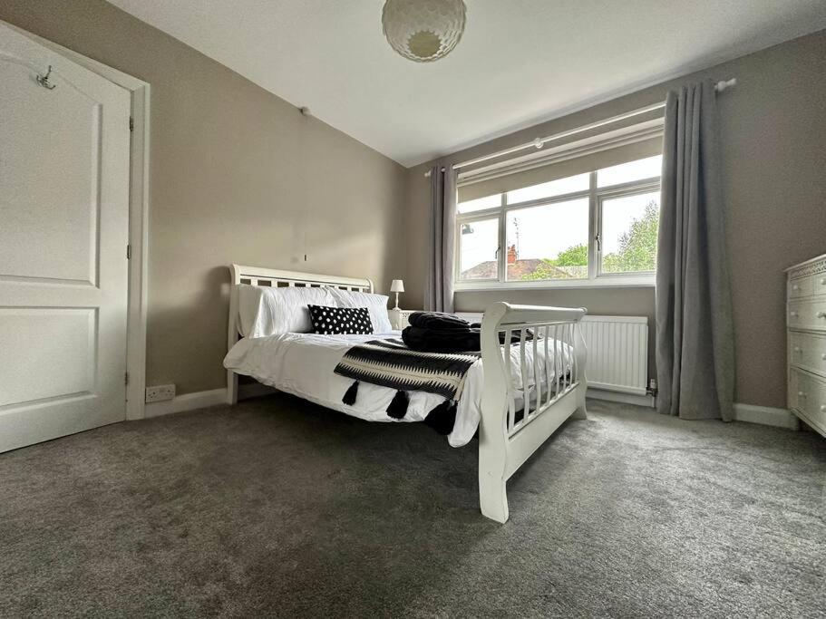 Stunning 5 Bed House In Chapel Allerton, Sleeps 9 Лийдс Екстериор снимка